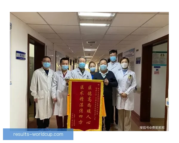 愿无大碍古德温倒地拼抢受压伤退场返回更衣室接受紧急治疗情况引关注